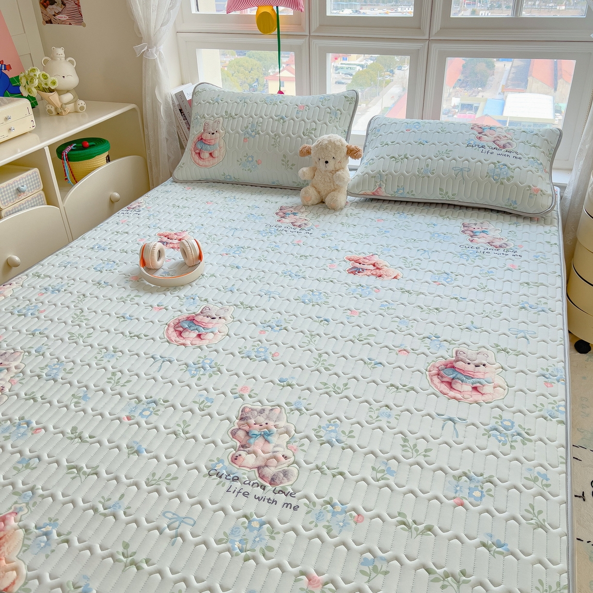 91家纺网 家纺一手货源 找家纺 丝羽坊 2026新款高密凉感丝印花乳胶凉席-平铺款 花田小猫