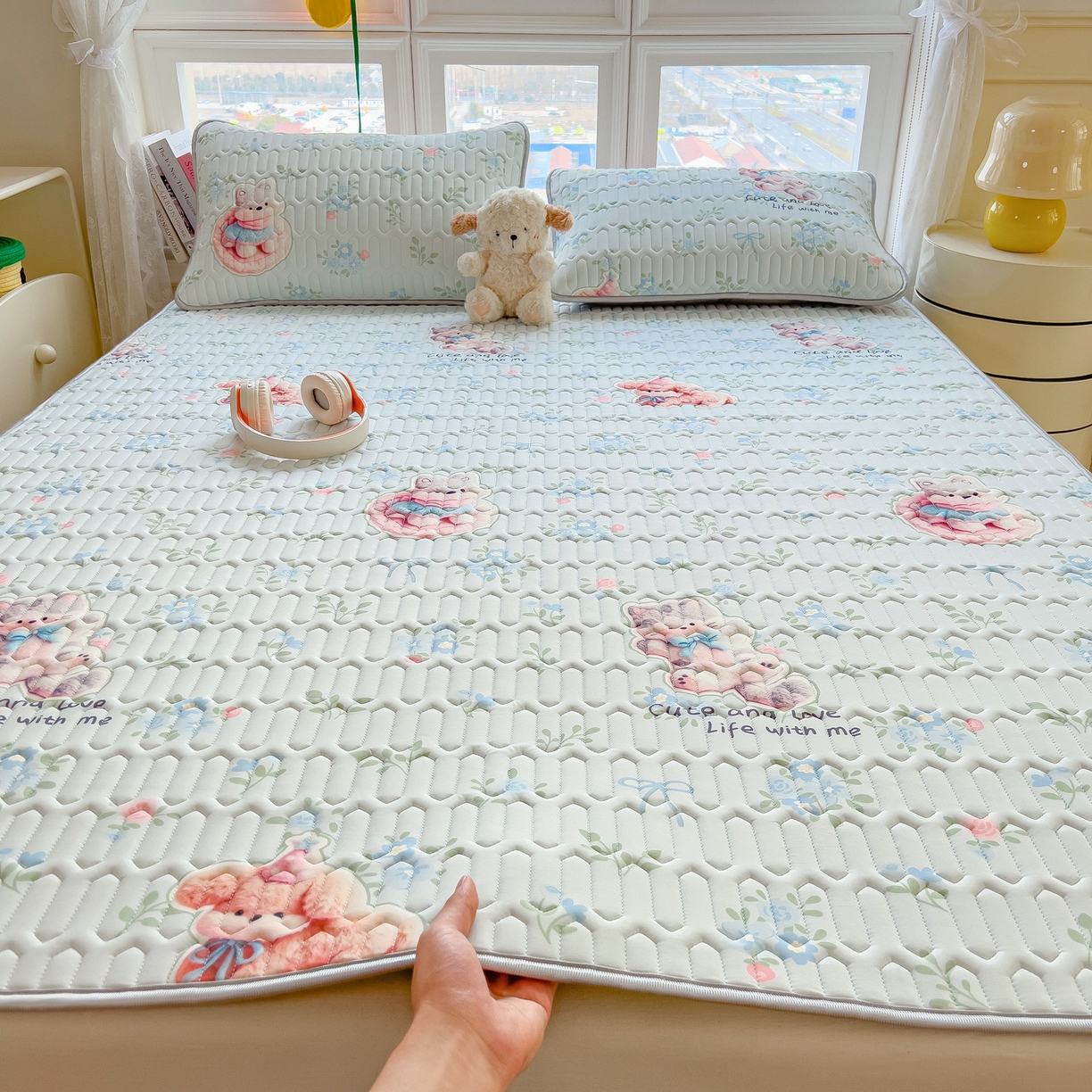 91家纺网 家纺一手货源 找家纺 丝羽坊 2026新款高密凉感丝印花乳胶凉席-平铺款 花田小猫