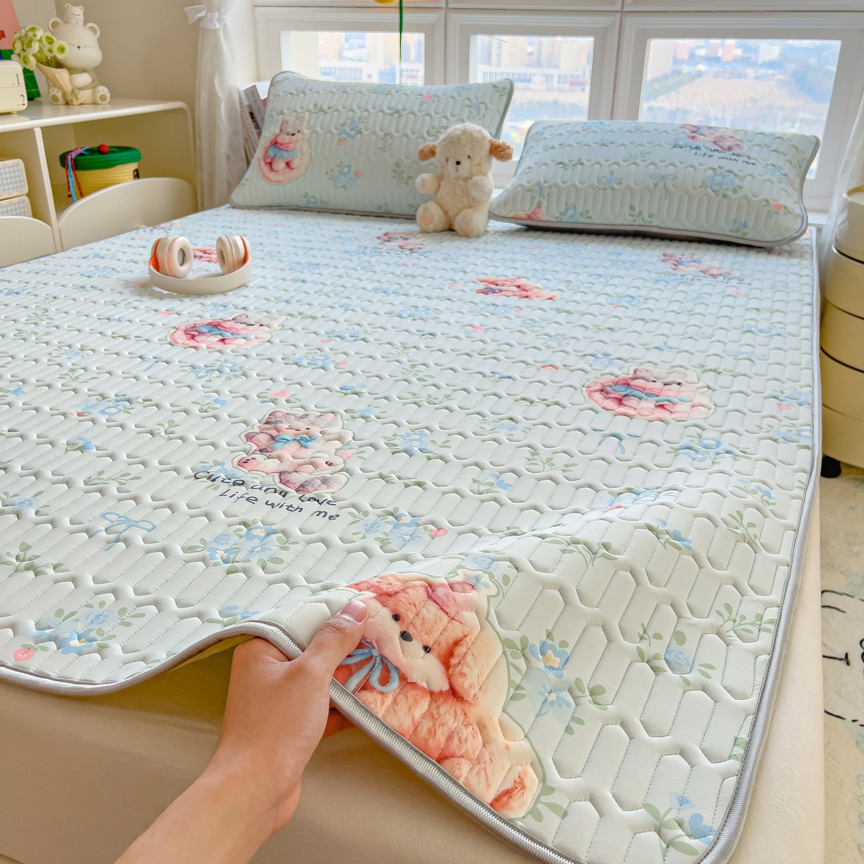 91家纺网 家纺一手货源 找家纺 丝羽坊 2026新款高密凉感丝印花乳胶凉席-平铺款 花田小猫