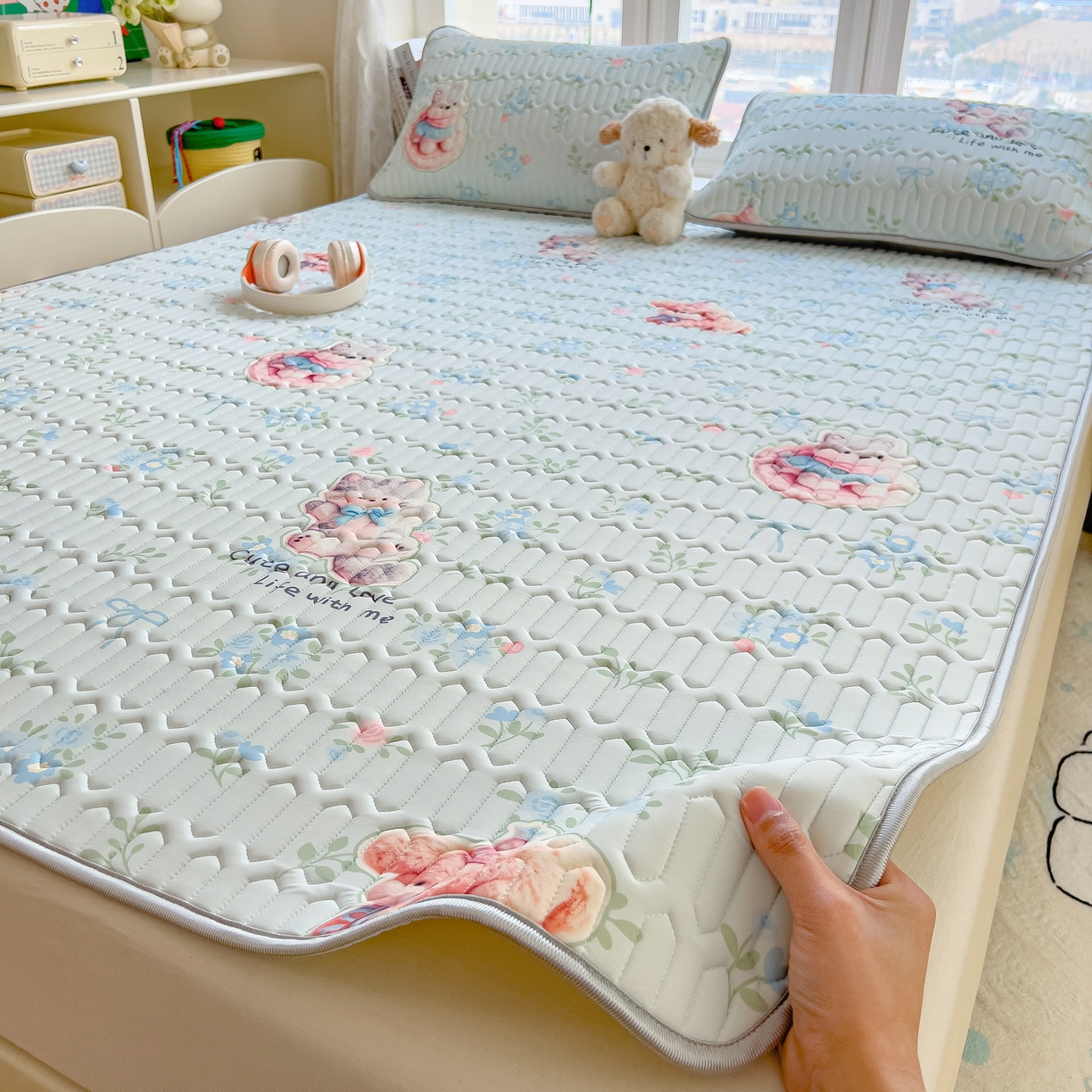 91家纺网 家纺一手货源 找家纺 丝羽坊 2026新款高密凉感丝印花乳胶凉席-平铺款 花田小猫