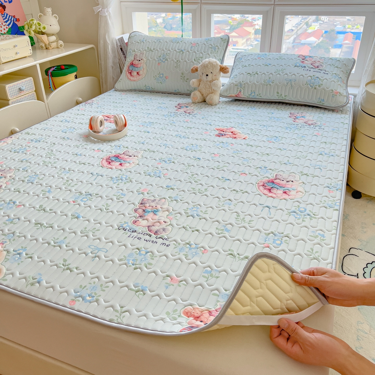 91家纺网 家纺一手货源 找家纺 丝羽坊 2026新款高密凉感丝印花乳胶凉席-平铺款 花田小猫