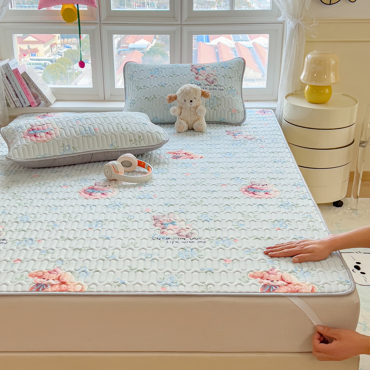 91家纺网 家纺一手货源 找家纺 丝羽坊 2026新款高密凉感丝印花乳胶凉席-平铺款 花田小猫