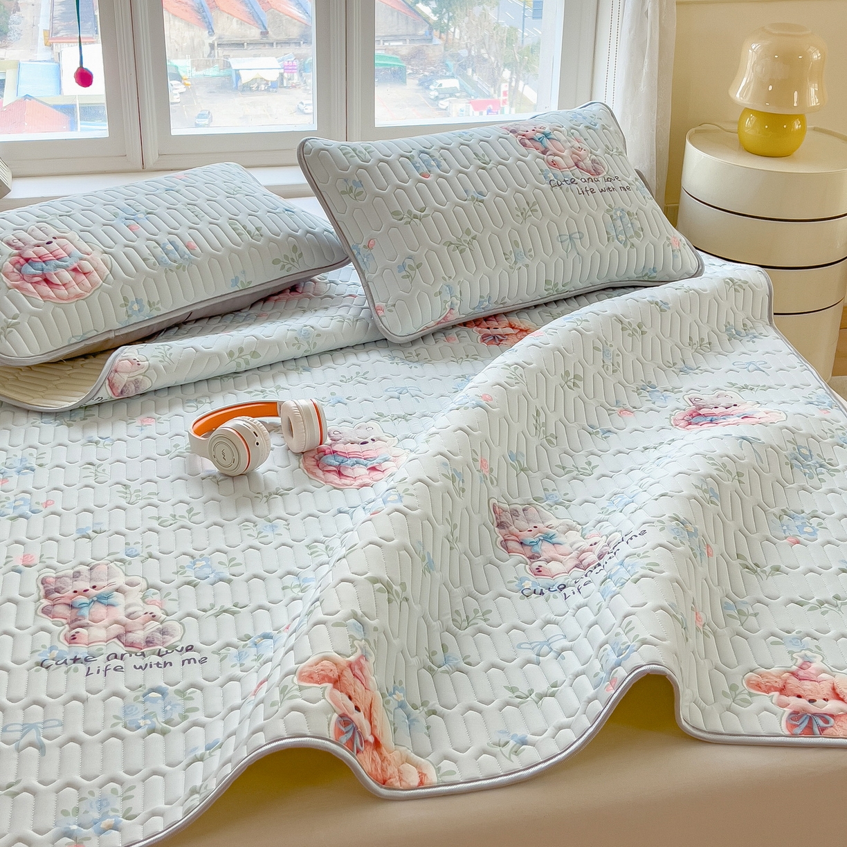 91家纺网 家纺一手货源 找家纺 丝羽坊 2026新款高密凉感丝印花乳胶凉席-平铺款 花田小猫