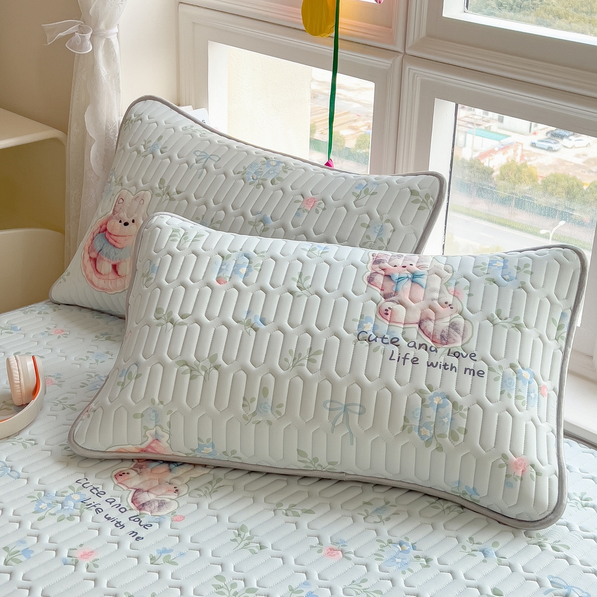 91家纺网 家纺一手货源 找家纺 丝羽坊 2026新款高密凉感丝印花乳胶凉席-平铺款 花田小猫