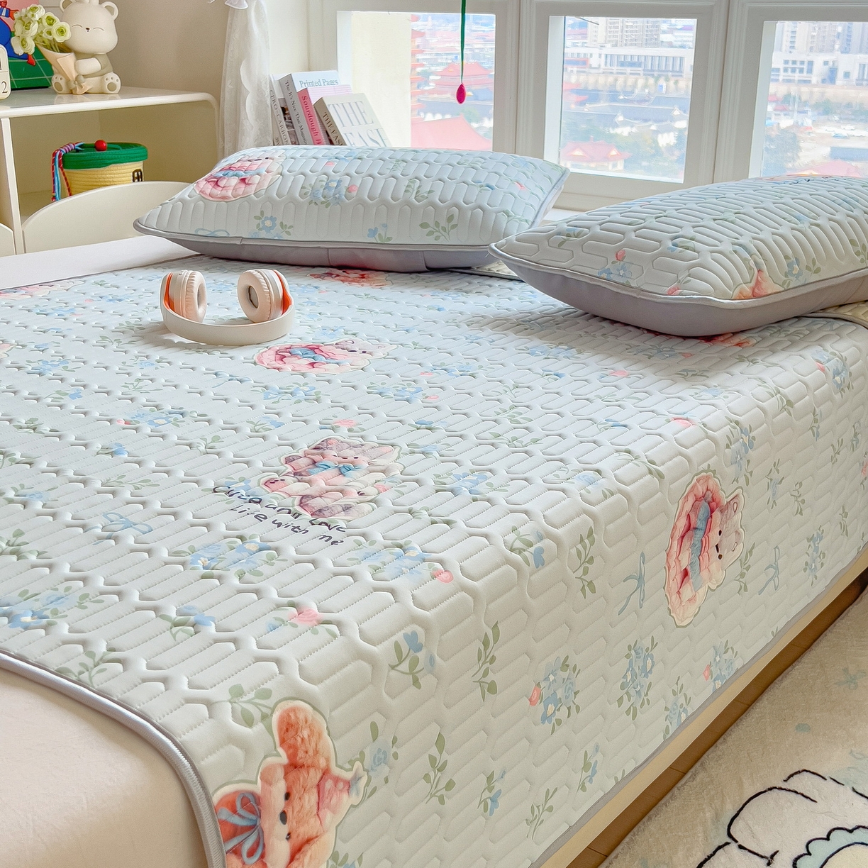 91家纺网 家纺一手货源 找家纺 丝羽坊 2026新款高密凉感丝印花乳胶凉席-平铺款 花田小猫