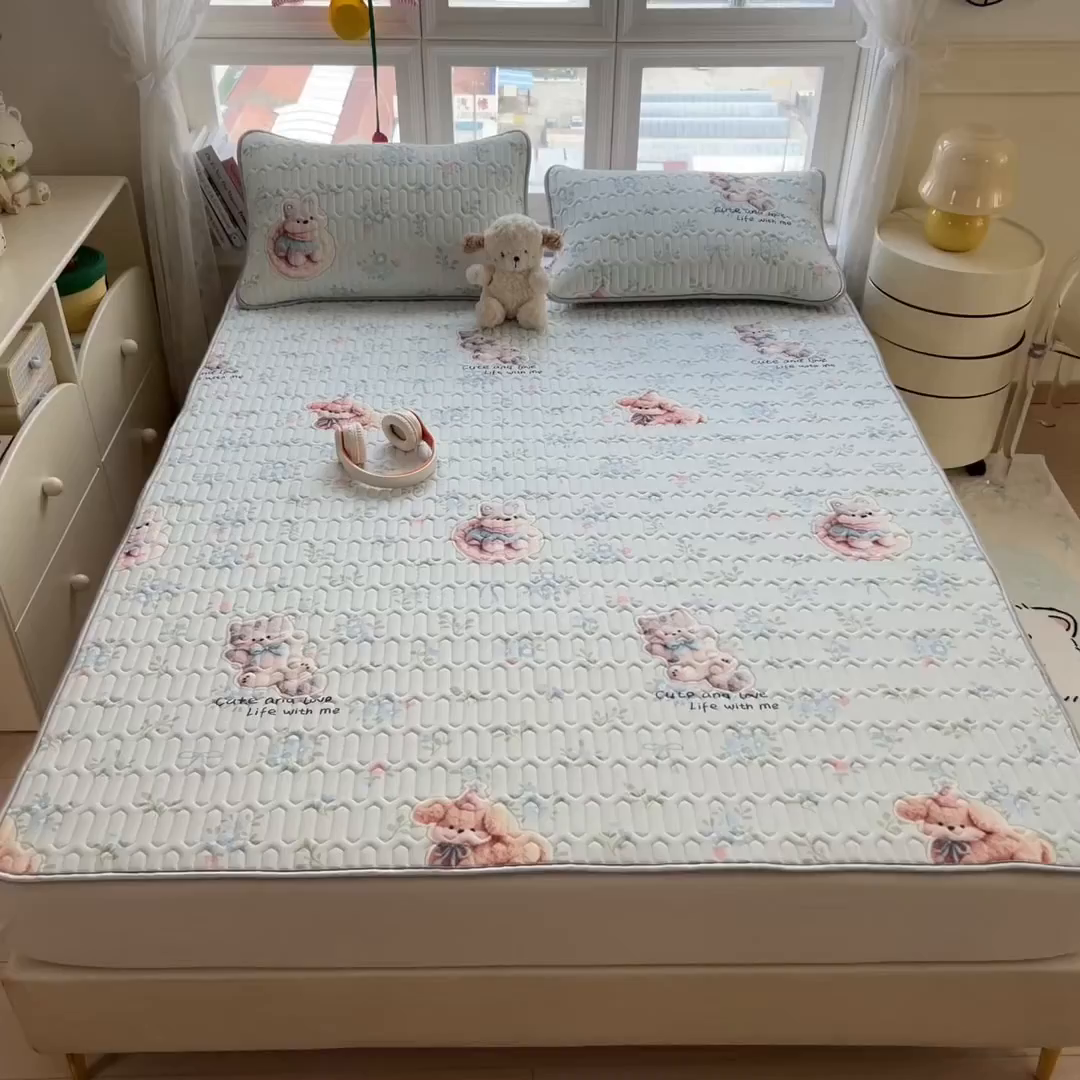 91家纺网 家纺一手货源 找家纺 丝羽坊 2026新款高密凉感丝印花乳胶凉席-平铺款 花田小猫