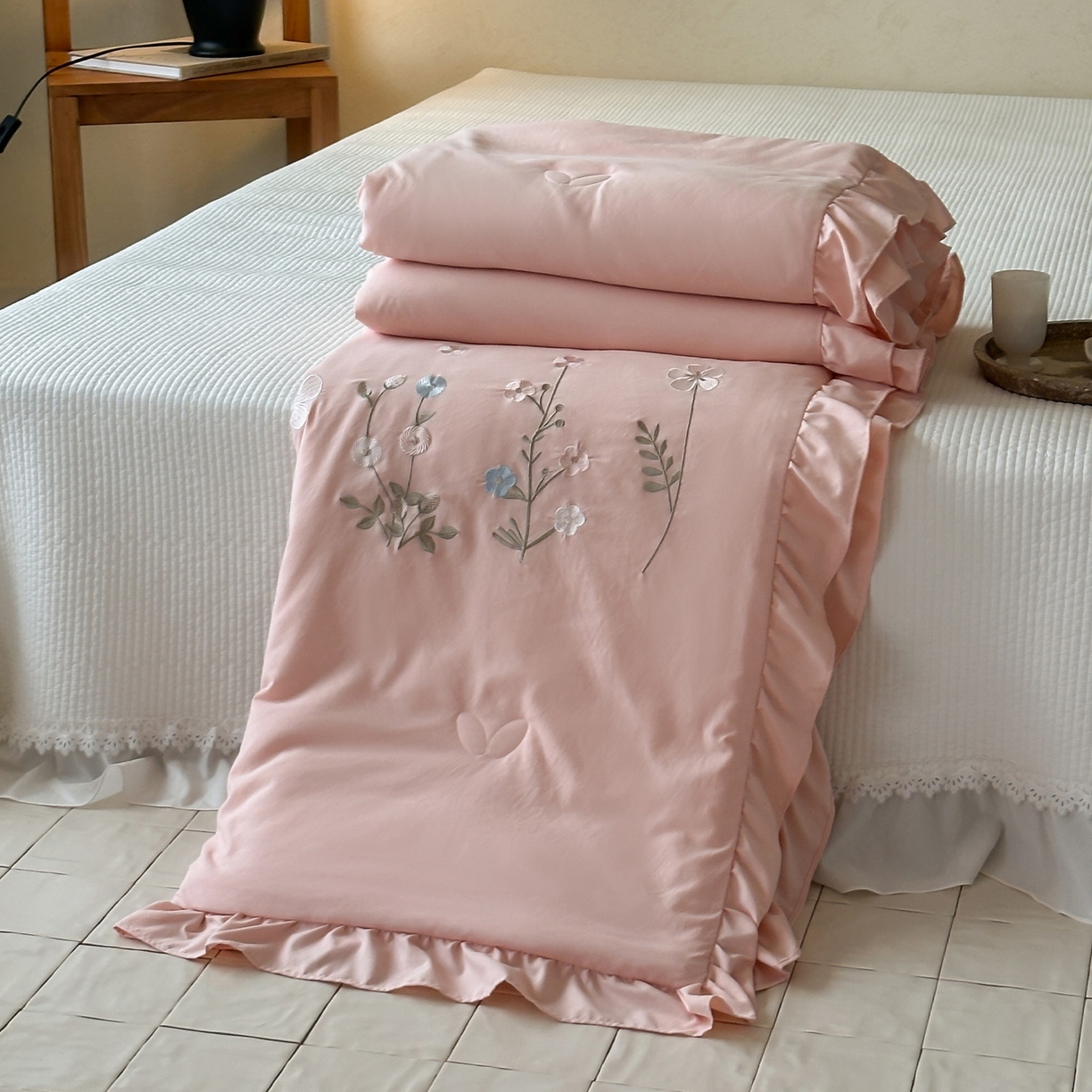 91家纺网 家纺一手货源 找家纺 （总）一加一 2026新款亲肤凉感花边绣花大豆夏被夏凉被空调被四件套-花间序