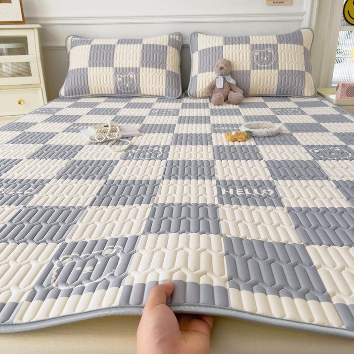 91家纺网 家纺一手货源 找家纺 丝羽坊 2026新款高密凉感丝印花乳胶凉席-平铺款 灰格熊