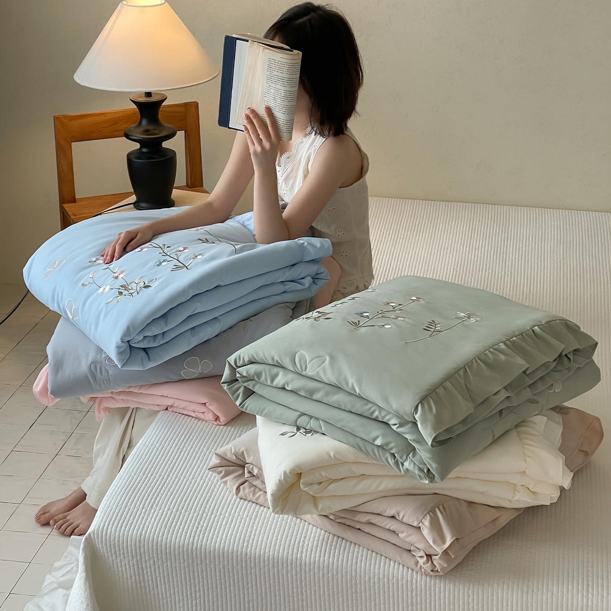 91家纺网 家纺一手货源 找家纺 一加一 2026新款亲肤凉感花边绣花大豆夏被夏凉被空调被四件套-花间序 组合图仅供展示不可下单