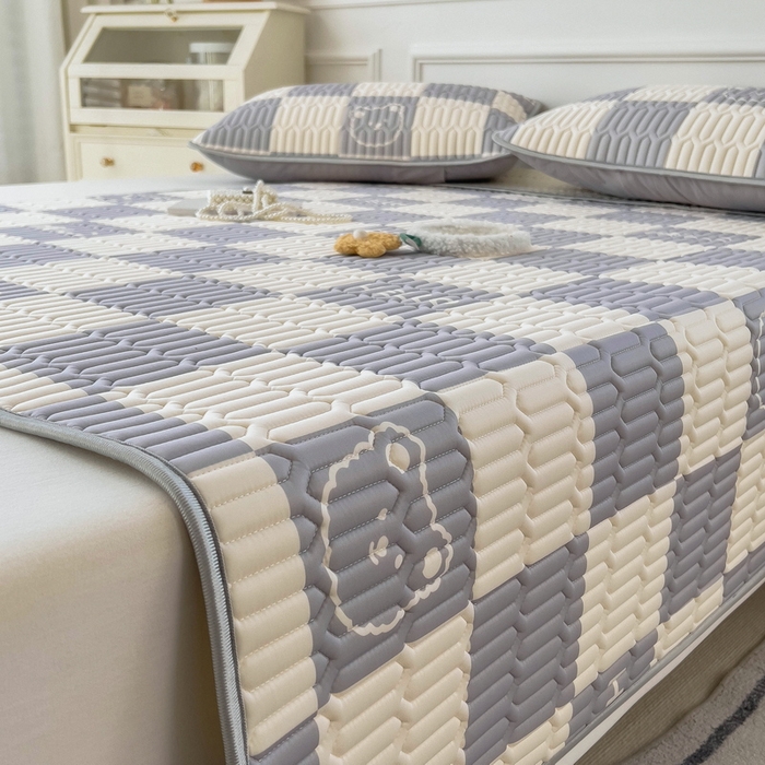 91家纺网 家纺一手货源 找家纺 丝羽坊 2026新款高密凉感丝印花乳胶凉席-平铺款 灰格熊