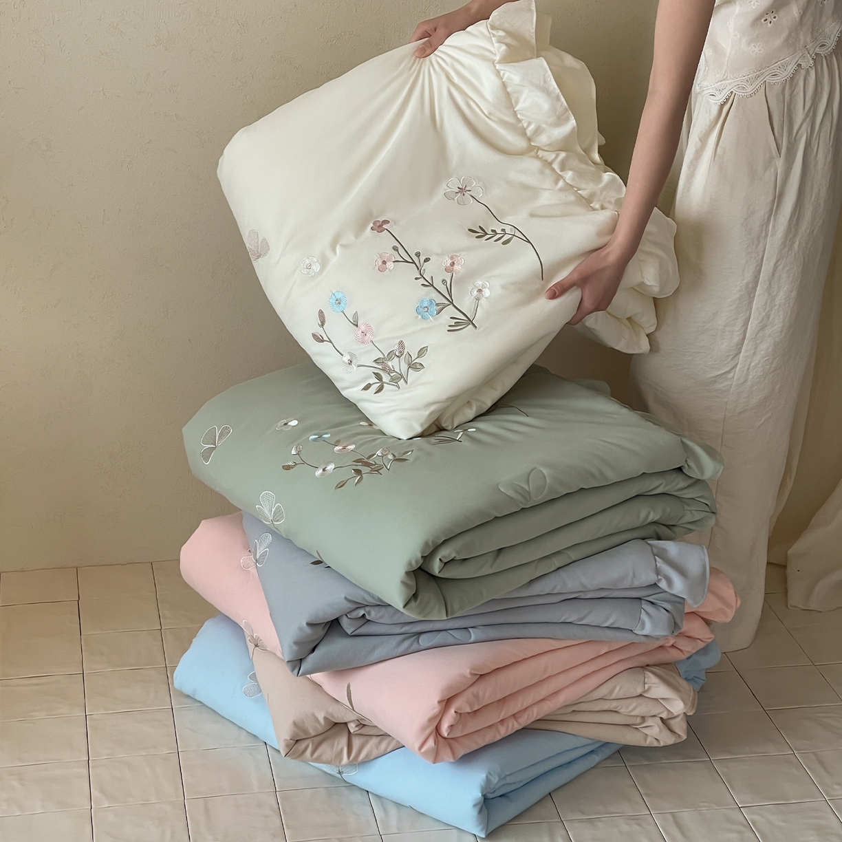 91家纺网 家纺一手货源 找家纺 一加一 2026新款亲肤凉感花边绣花大豆夏被夏凉被空调被四件套-花间序 组合图仅供展示不可下单