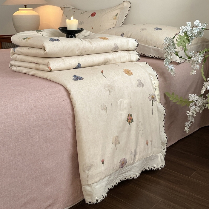 91家纺网 家纺一手货源 找家纺 慕晨 2026新款天丝莱赛尔棉麻数码印色织花边夏被四件套高级田园美式直播热款 月汐