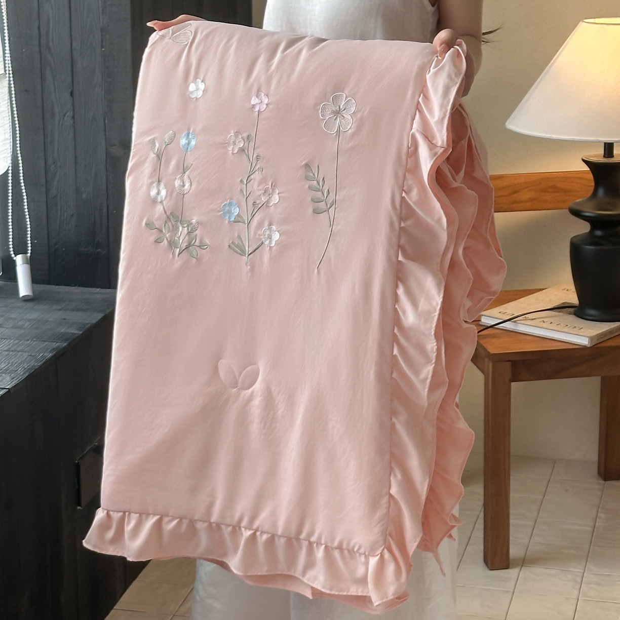 91家纺网 家纺一手货源 找家纺 一加一 2026新款亲肤凉感花边绣花大豆夏被夏凉被空调被四件套-花间序 花间序-粉