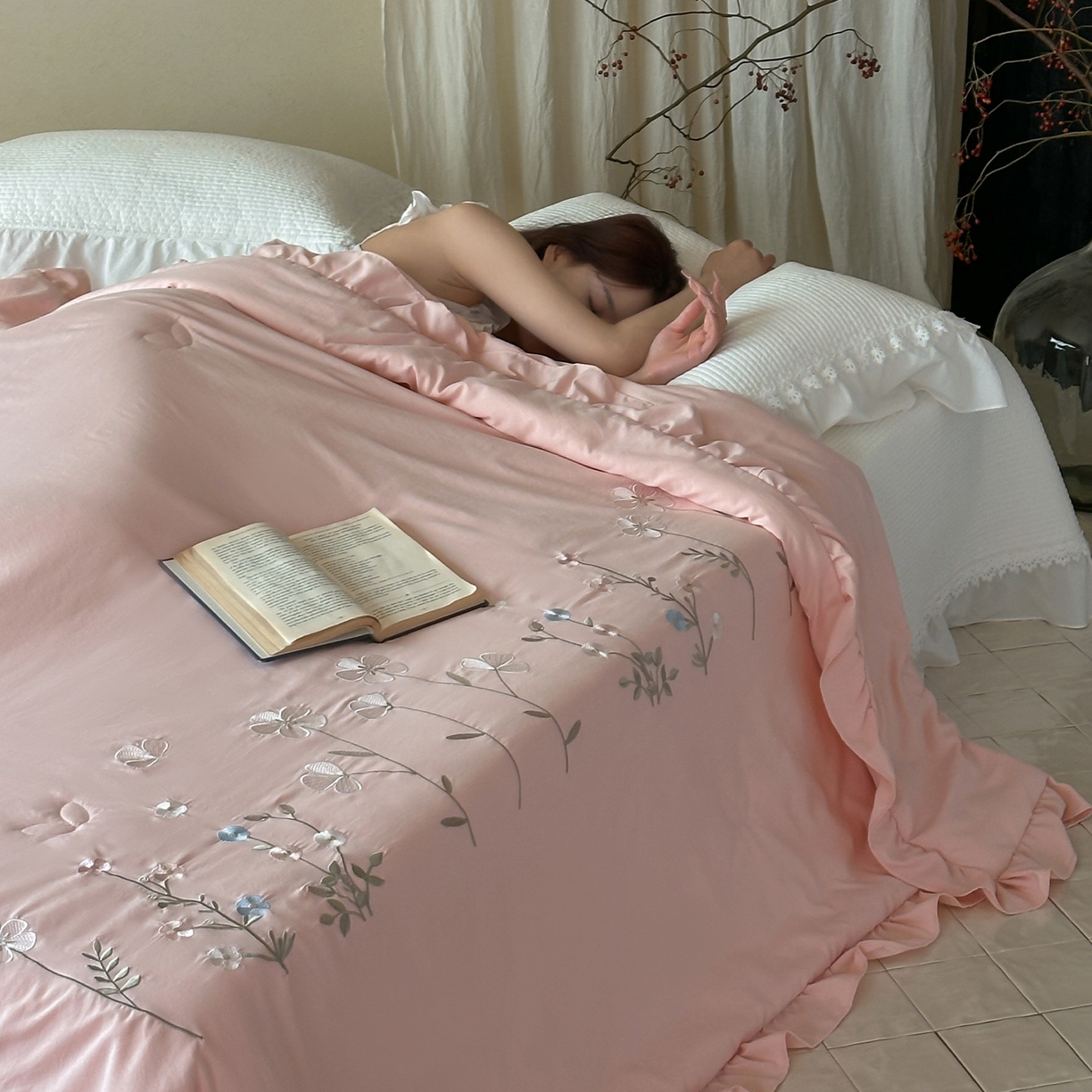 91家纺网 家纺一手货源 找家纺 一加一 2026新款亲肤凉感花边绣花大豆夏被夏凉被空调被四件套-花间序 花间序-粉
