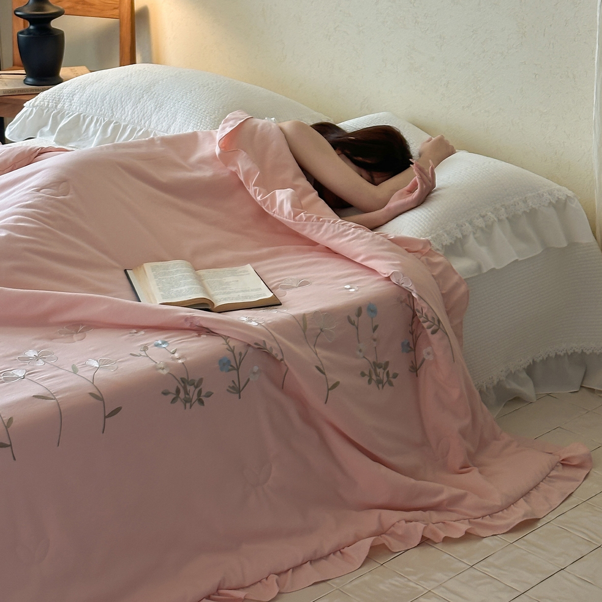 91家纺网 家纺一手货源 找家纺 一加一 2026新款亲肤凉感花边绣花大豆夏被夏凉被空调被四件套-花间序 花间序-粉