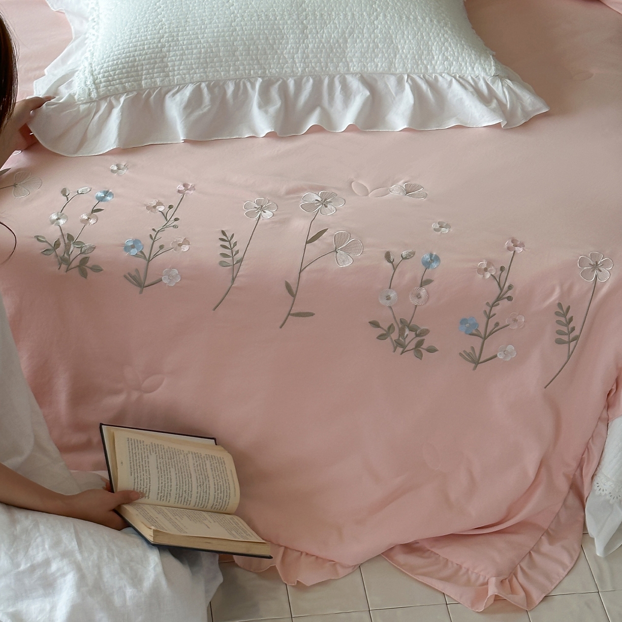 91家纺网 家纺一手货源 找家纺 一加一 2026新款亲肤凉感花边绣花大豆夏被夏凉被空调被四件套-花间序 花间序-粉