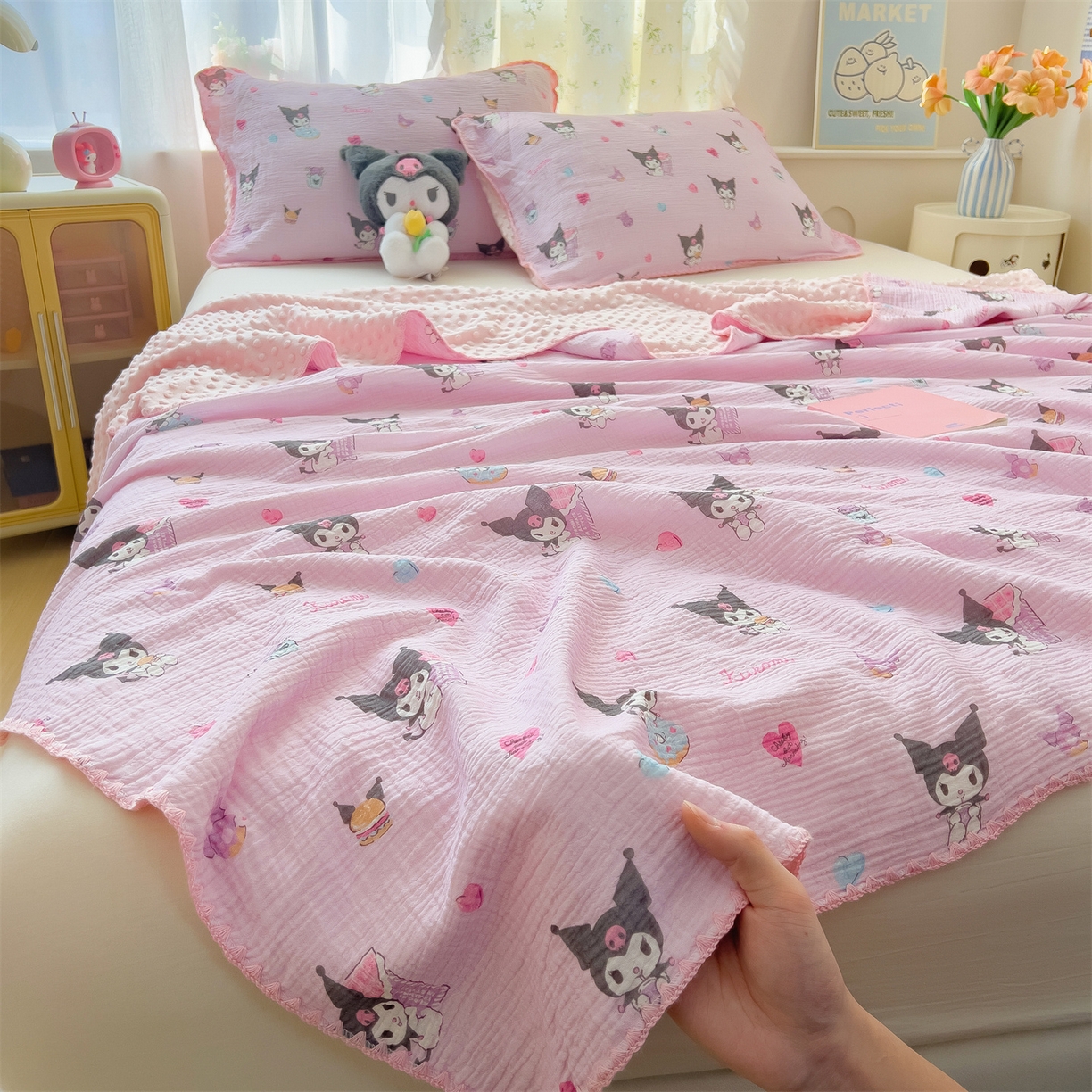 91家纺网 家纺一手货源 找家纺 兄弟坊 2026新款正版授权卡通全棉双层纱安抚被夏被纱布豆豆毯学校午睡被 小小库洛米