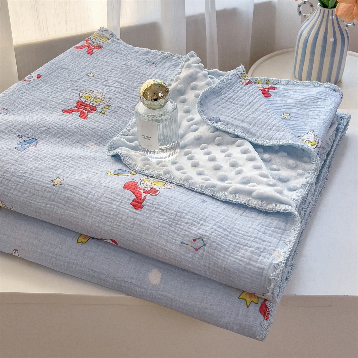 91家纺网 家纺一手货源 找家纺 兄弟坊 2026新款正版授权卡通全棉双层纱安抚被夏被纱布豆豆毯学校午睡被 正义奥特蓝