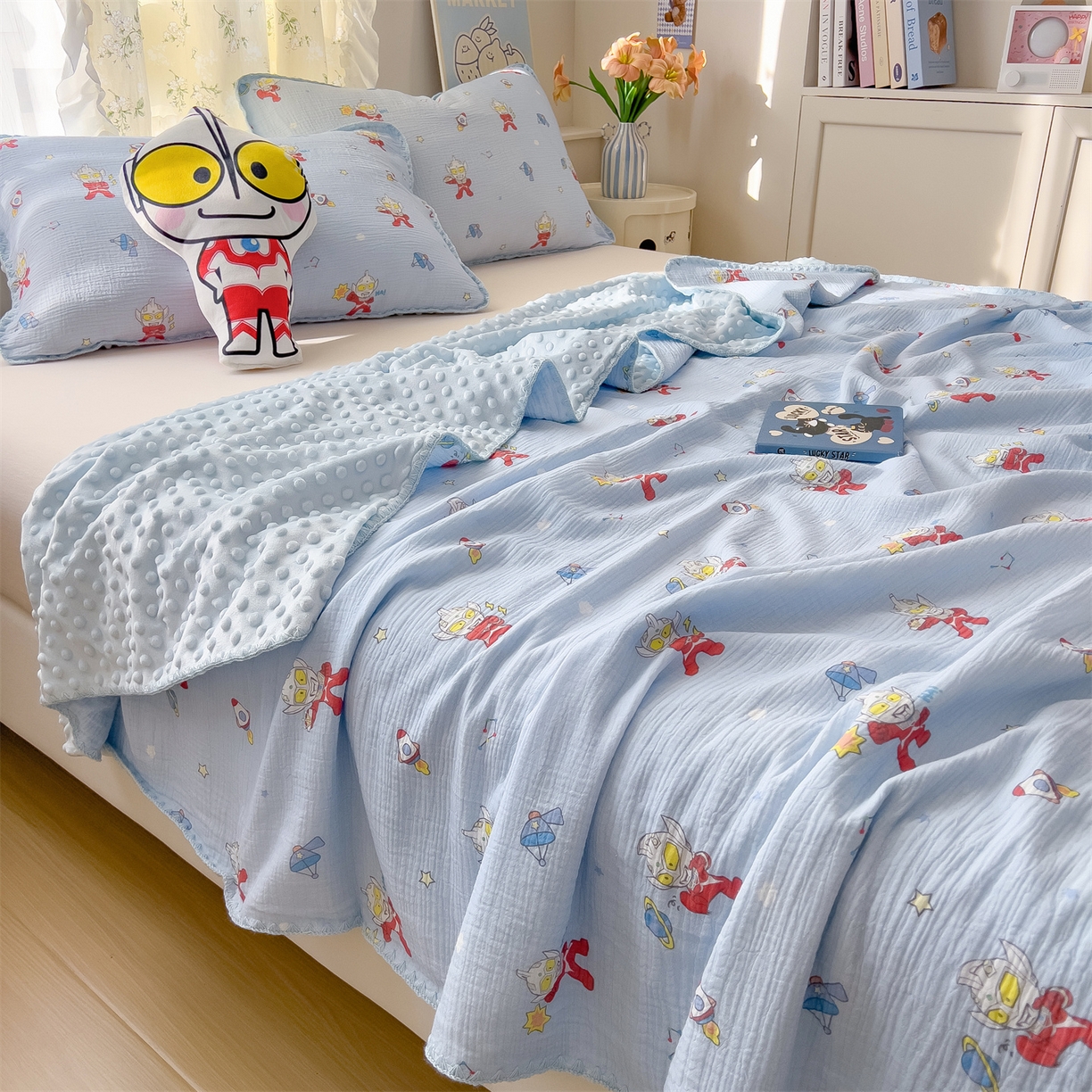 91家纺网 家纺一手货源 找家纺 兄弟坊 2026新款正版授权卡通全棉双层纱安抚被夏被纱布豆豆毯学校午睡被 正义奥特蓝