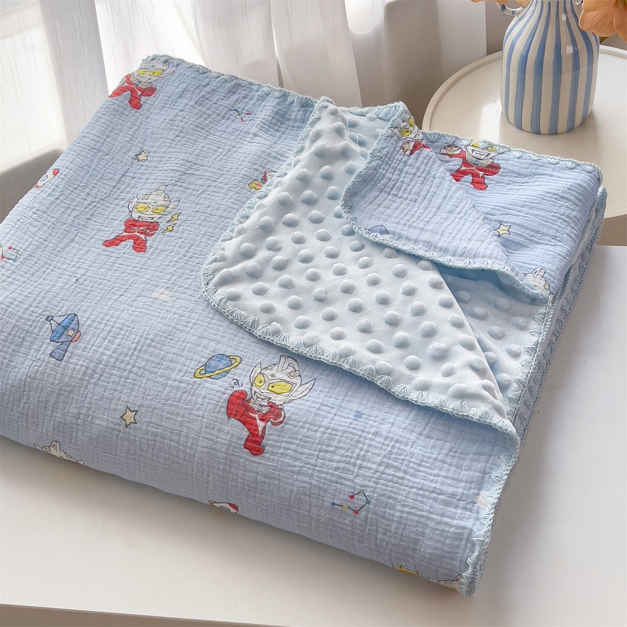 91家纺网 家纺一手货源 找家纺 兄弟坊 2026新款正版授权卡通全棉双层纱安抚被夏被纱布豆豆毯学校午睡被 正义奥特蓝