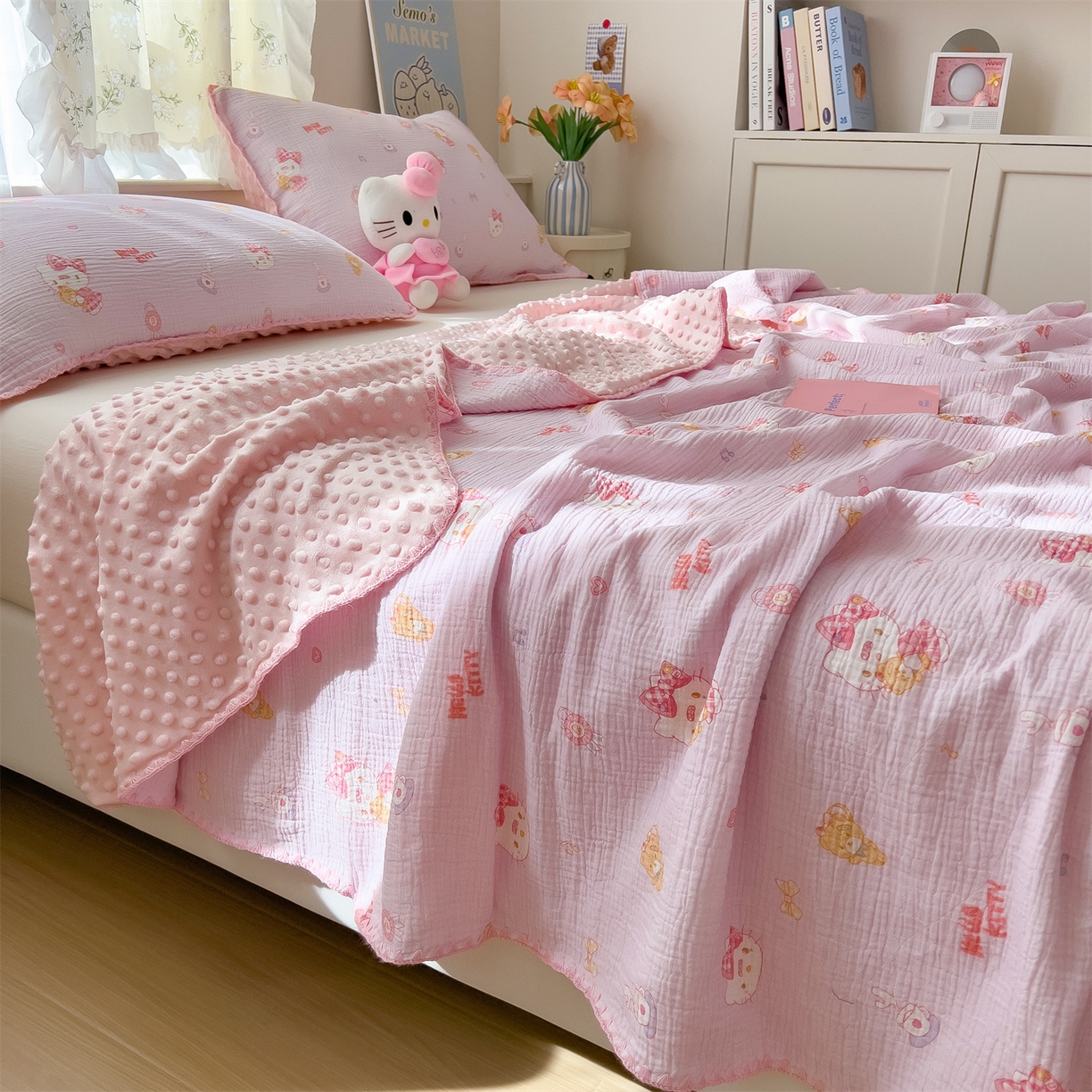 91家纺网 家纺一手货源 找家纺 兄弟坊 2026新款正版授权卡通全棉双层纱安抚被夏被纱布豆豆毯学校午睡被 甜甜凯蒂粉