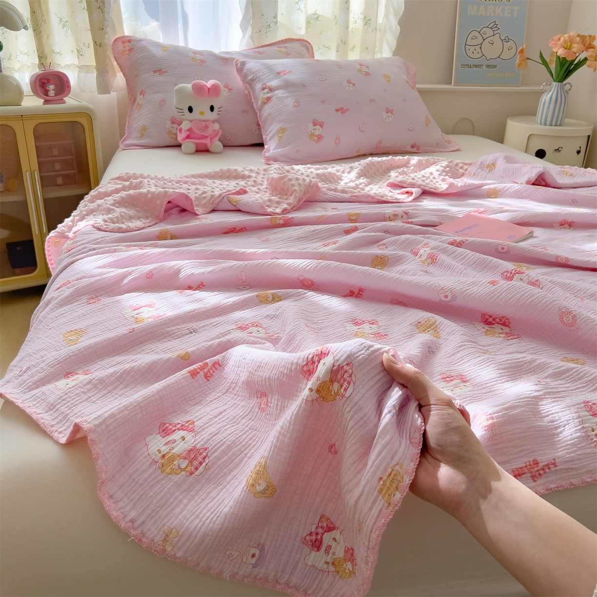 91家纺网 家纺一手货源 找家纺 兄弟坊 2026新款正版授权卡通全棉双层纱安抚被夏被纱布豆豆毯学校午睡被 甜甜凯蒂粉