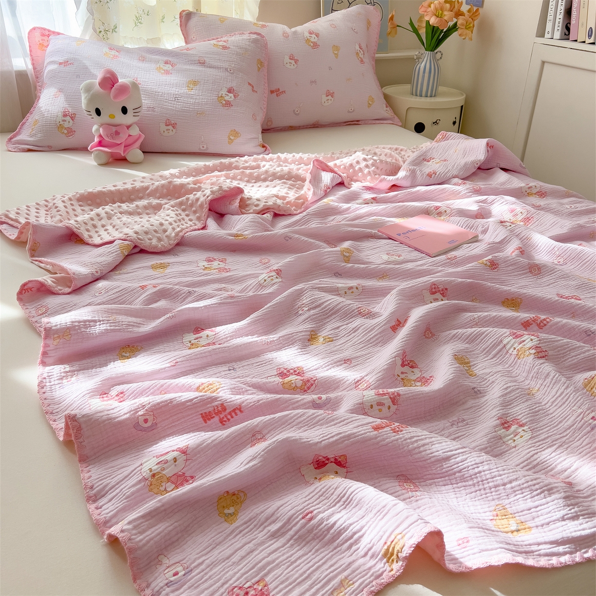 91家纺网 家纺一手货源 找家纺 兄弟坊 2026新款正版授权卡通全棉双层纱安抚被夏被纱布豆豆毯学校午睡被 甜甜凯蒂粉