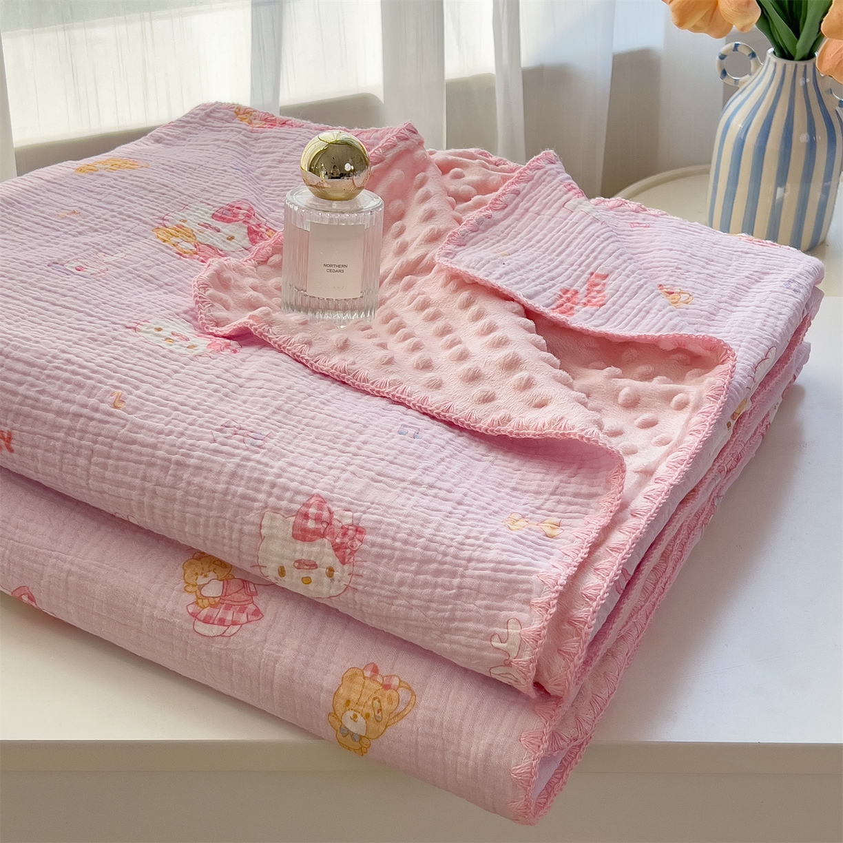 91家纺网 家纺一手货源 找家纺 兄弟坊 2026新款正版授权卡通全棉双层纱安抚被夏被纱布豆豆毯学校午睡被 甜甜凯蒂粉