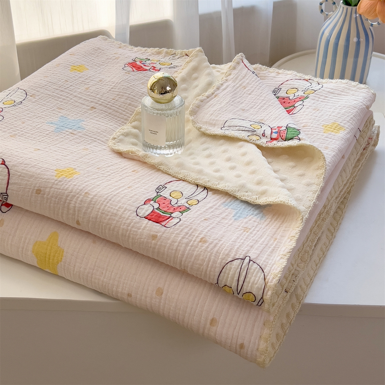 91家纺网 家纺一手货源 找家纺 兄弟坊 2026新款正版授权卡通全棉双层纱安抚被夏被纱布豆豆毯学校午睡被 酷酷奥特曼