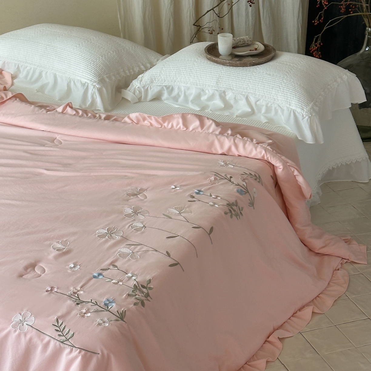 91家纺网 家纺一手货源 找家纺 一加一 2026新款亲肤凉感花边绣花大豆夏被夏凉被空调被四件套-花间序 花间序-粉