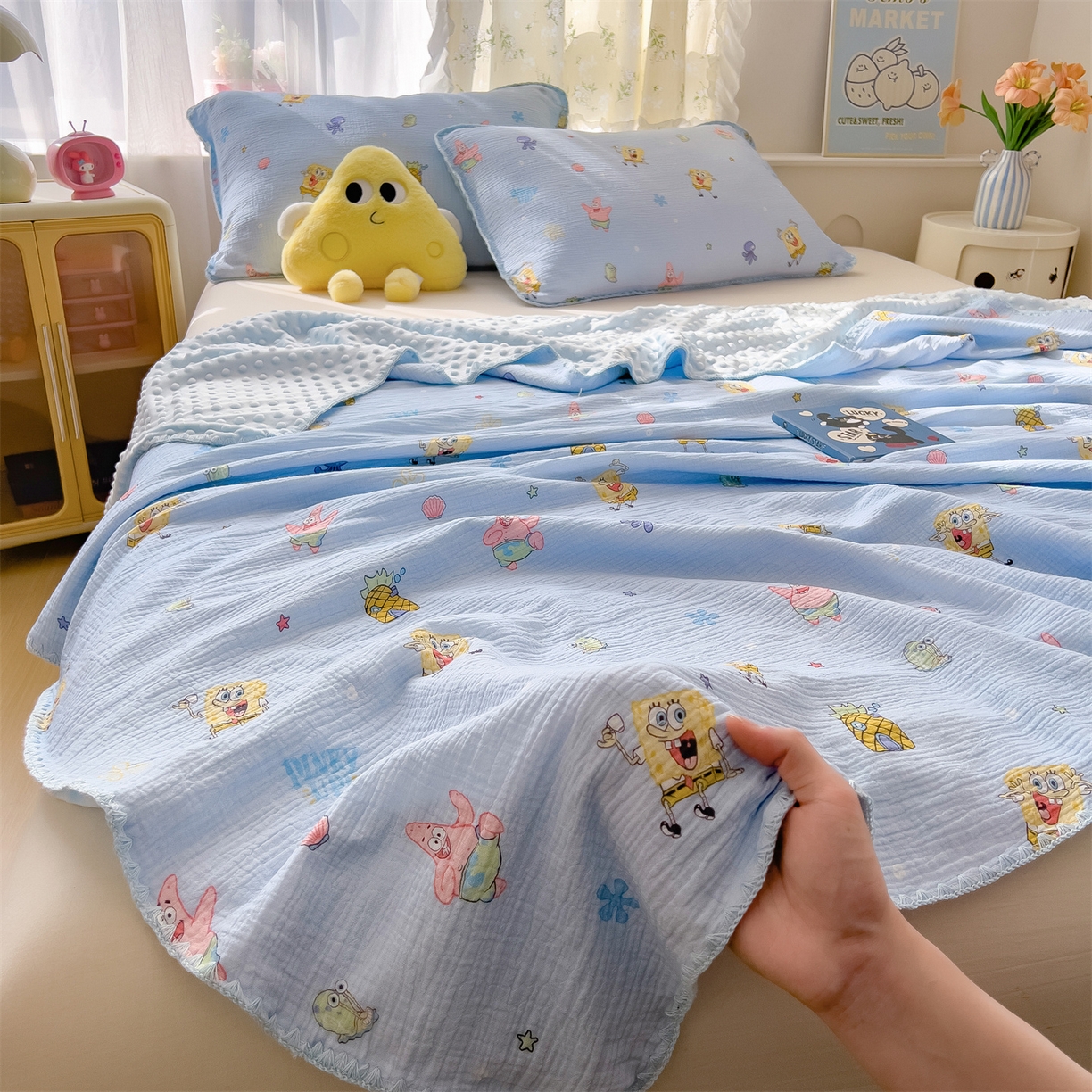 91家纺网 家纺一手货源 找家纺 兄弟坊 2026新款正版授权卡通全棉双层纱安抚被夏被纱布豆豆毯学校午睡被 热情海绵蓝