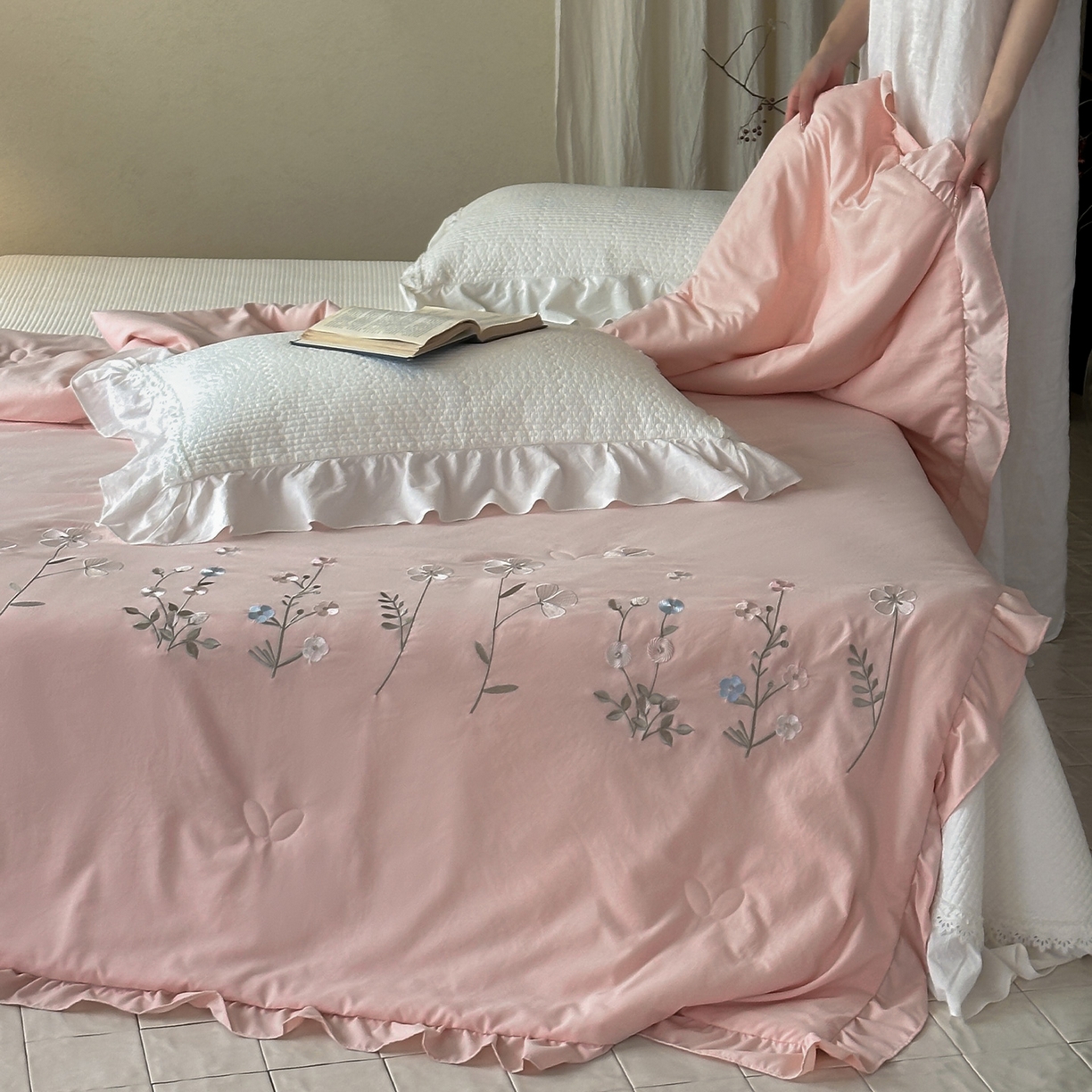 91家纺网 家纺一手货源 找家纺 一加一 2026新款亲肤凉感花边绣花大豆夏被夏凉被空调被四件套-花间序 花间序-粉