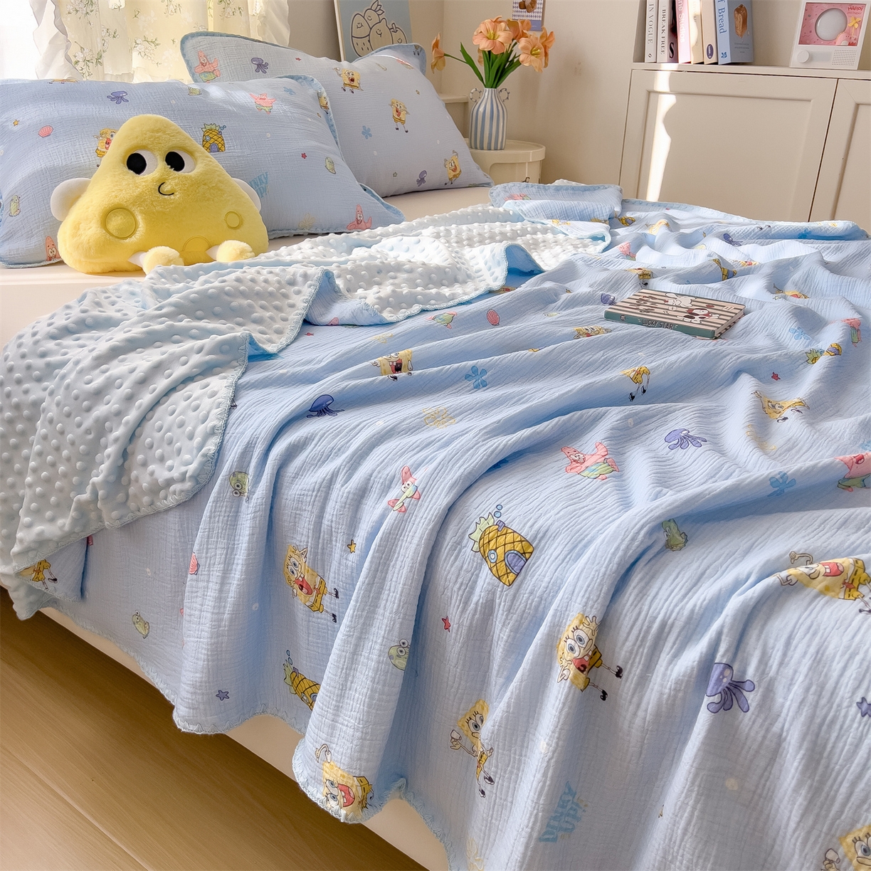 91家纺网 家纺一手货源 找家纺 兄弟坊 2026新款正版授权卡通全棉双层纱安抚被夏被纱布豆豆毯学校午睡被 热情海绵蓝