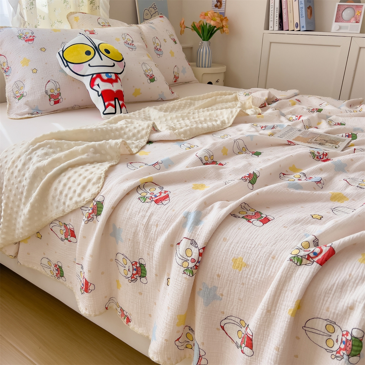 91家纺网 家纺一手货源 找家纺 兄弟坊 2026新款正版授权卡通全棉双层纱安抚被夏被纱布豆豆毯学校午睡被 酷酷奥特曼