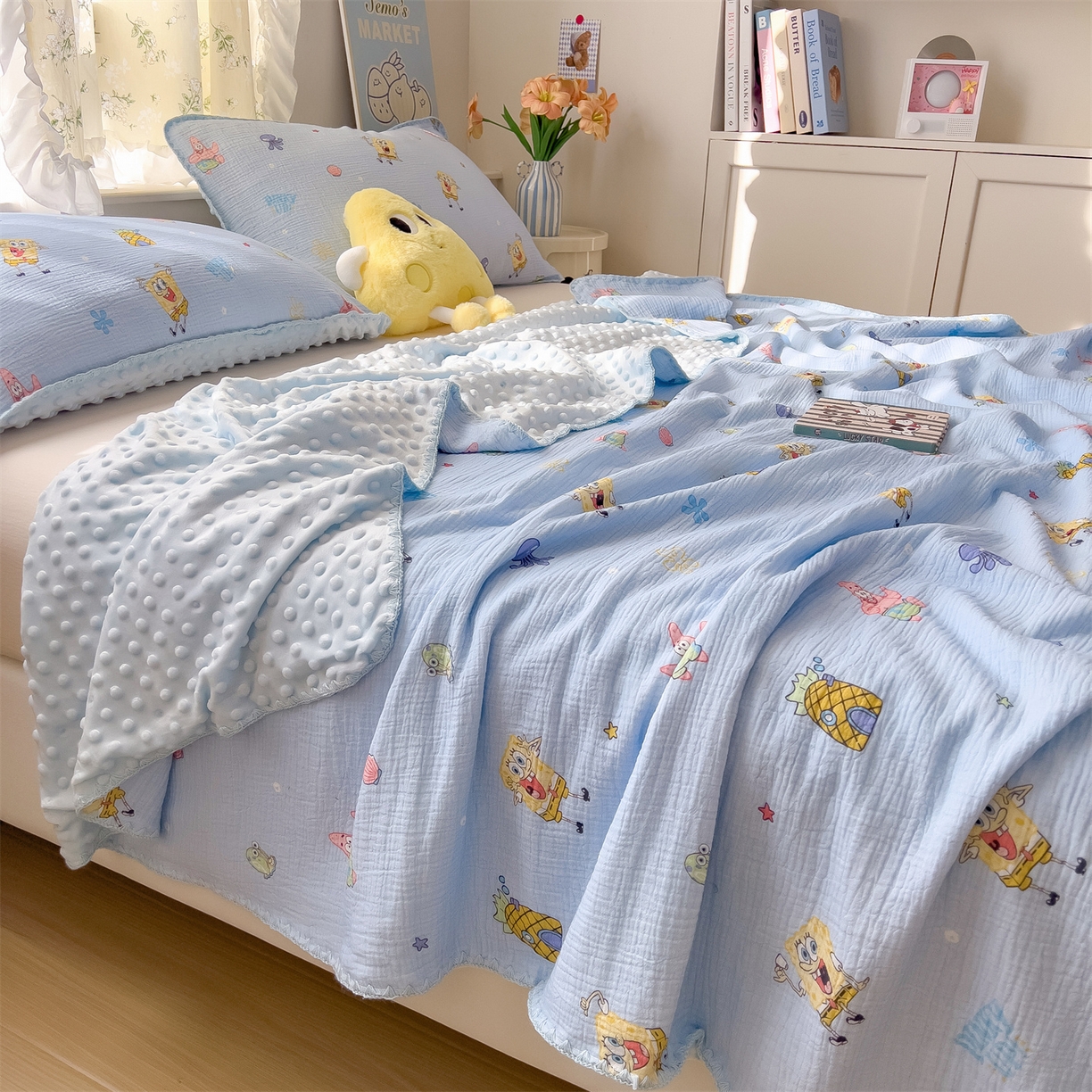 91家纺网 家纺一手货源 找家纺 兄弟坊 2026新款正版授权卡通全棉双层纱安抚被夏被纱布豆豆毯学校午睡被 热情海绵蓝