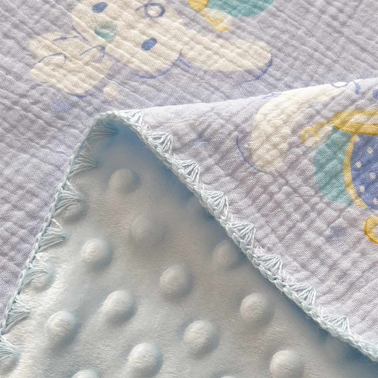 91家纺网 家纺一手货源 找家纺 兄弟坊 2026新款正版授权卡通全棉双层纱安抚被夏被纱布豆豆毯学校午睡被 天真玉桂狗