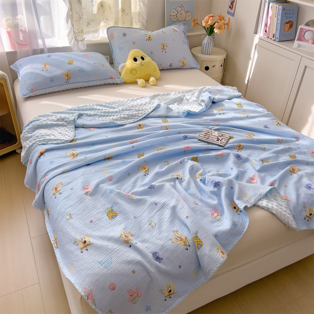 91家纺网 家纺一手货源 找家纺 兄弟坊 2026新款正版授权卡通全棉双层纱安抚被夏被纱布豆豆毯学校午睡被 热情海绵蓝