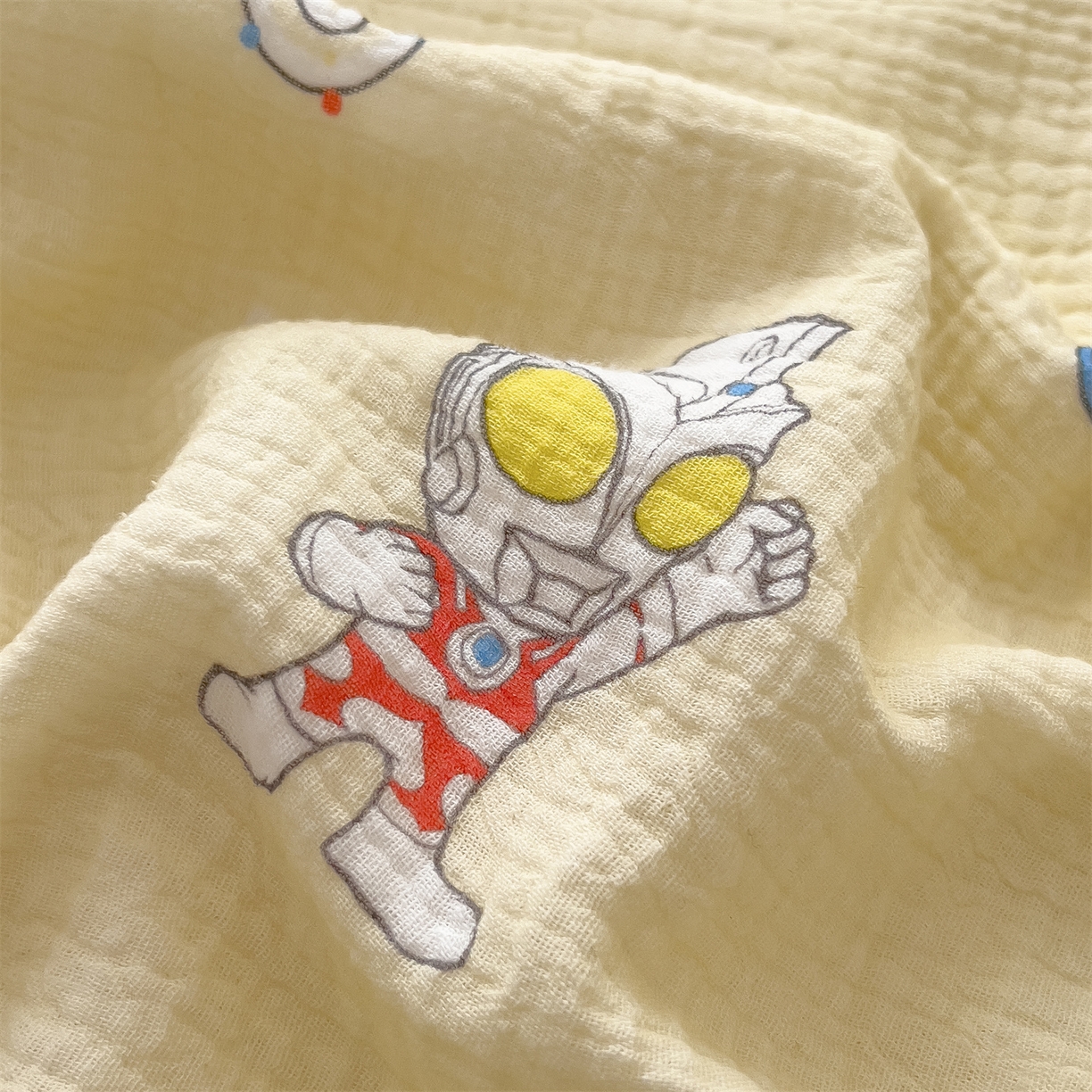 91家纺网 家纺一手货源 找家纺 兄弟坊 2026新款正版授权卡通全棉双层纱安抚被夏被纱布豆豆毯学校午睡被 光耀奥特黄