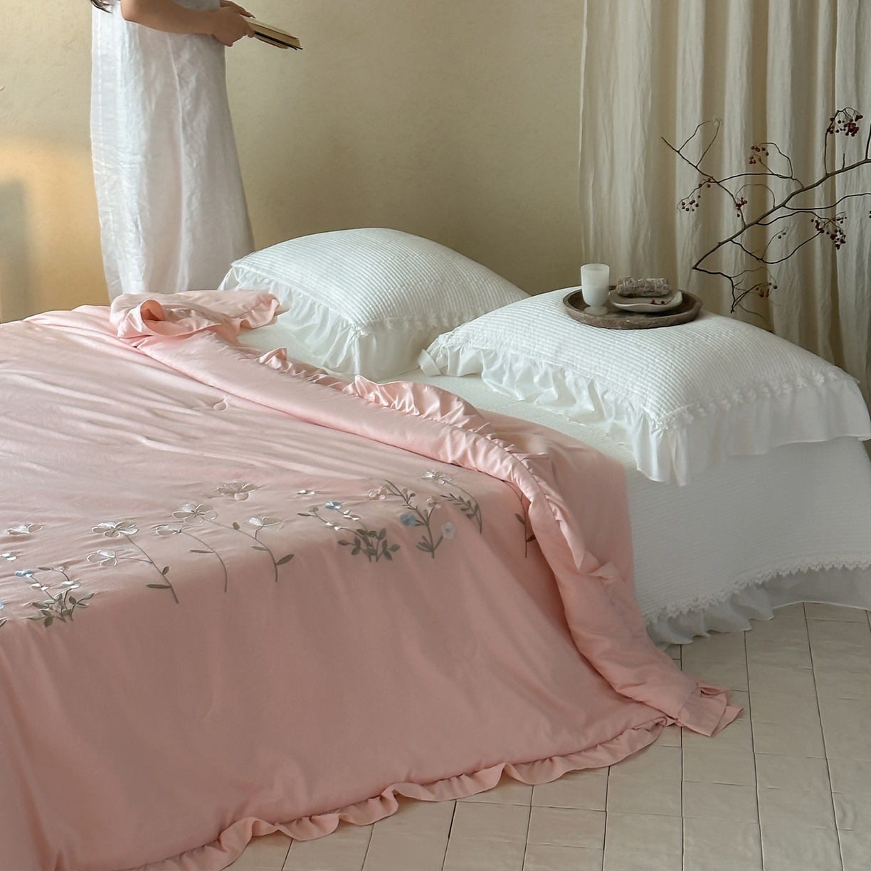 91家纺网 家纺一手货源 找家纺 一加一 2026新款亲肤凉感花边绣花大豆夏被夏凉被空调被四件套-花间序 花间序-粉