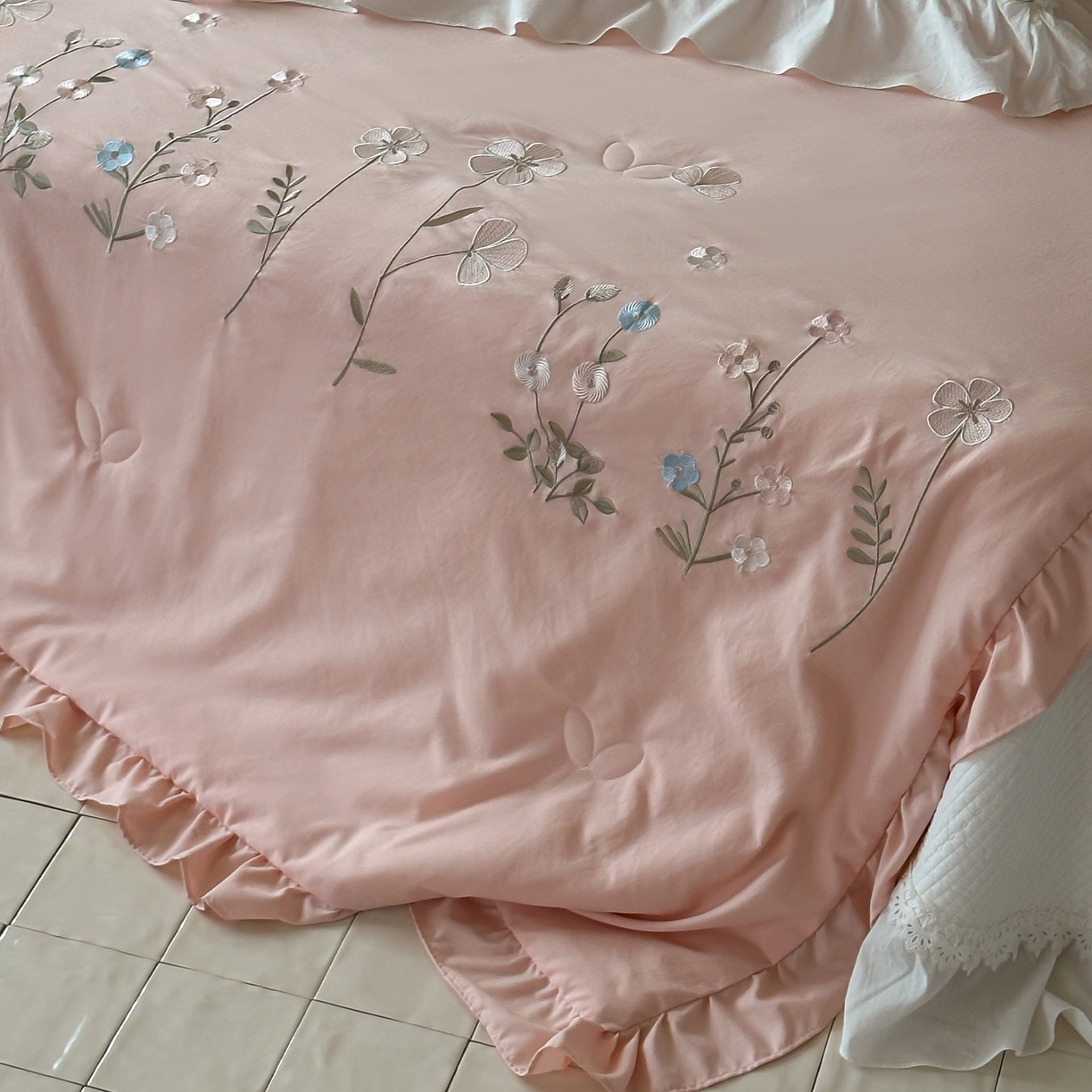 91家纺网 家纺一手货源 找家纺 一加一 2026新款亲肤凉感花边绣花大豆夏被夏凉被空调被四件套-花间序 花间序-粉