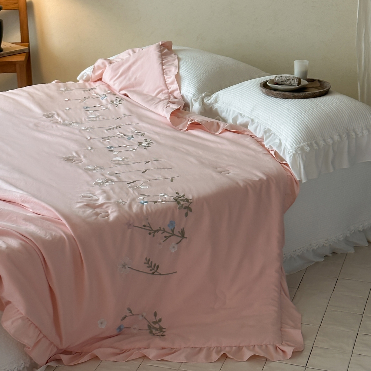 91家纺网 家纺一手货源 找家纺 一加一 2026新款亲肤凉感花边绣花大豆夏被夏凉被空调被四件套-花间序 花间序-粉