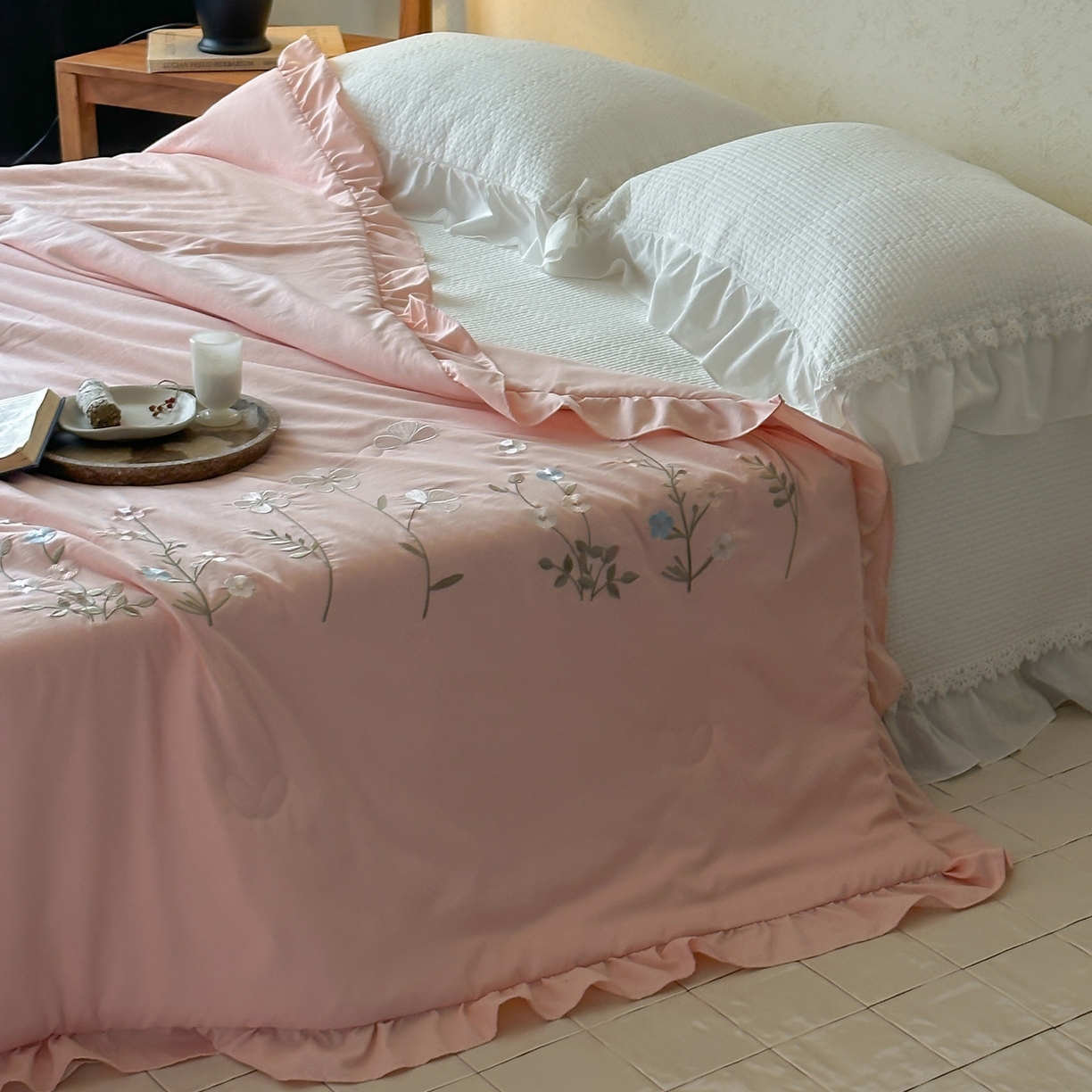 91家纺网 家纺一手货源 找家纺 一加一 2026新款亲肤凉感花边绣花大豆夏被夏凉被空调被四件套-花间序 花间序-粉