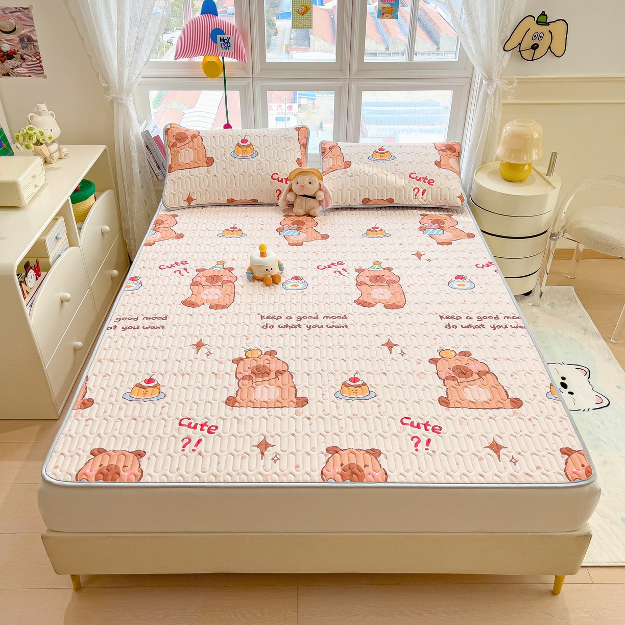 91家纺网 家纺一手货源 找家纺 丝羽坊 2026新款高密凉感丝印花乳胶凉席-平铺款 咖色萌豚