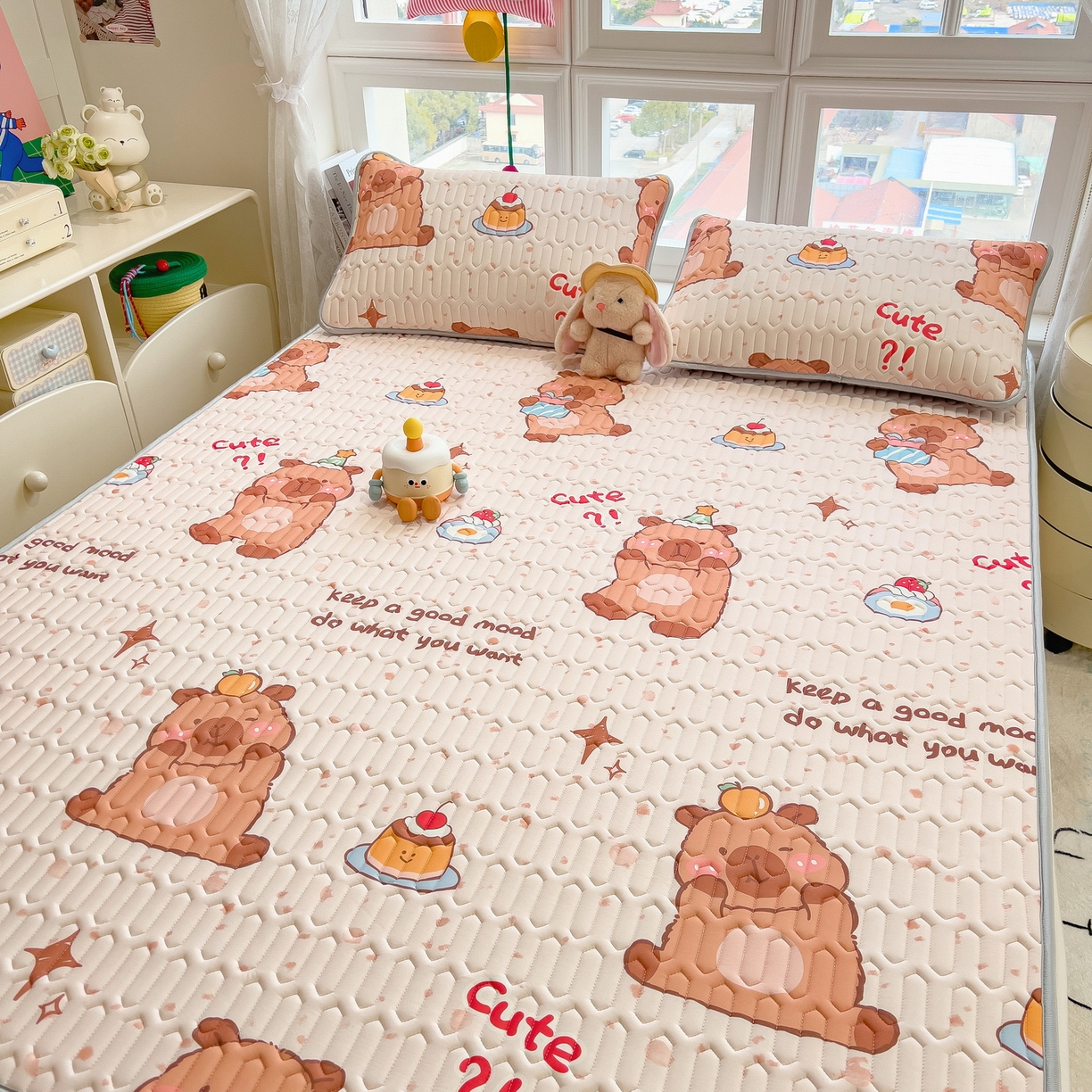 91家纺网 家纺一手货源 找家纺 丝羽坊 2026新款高密凉感丝印花乳胶凉席-平铺款 咖色萌豚