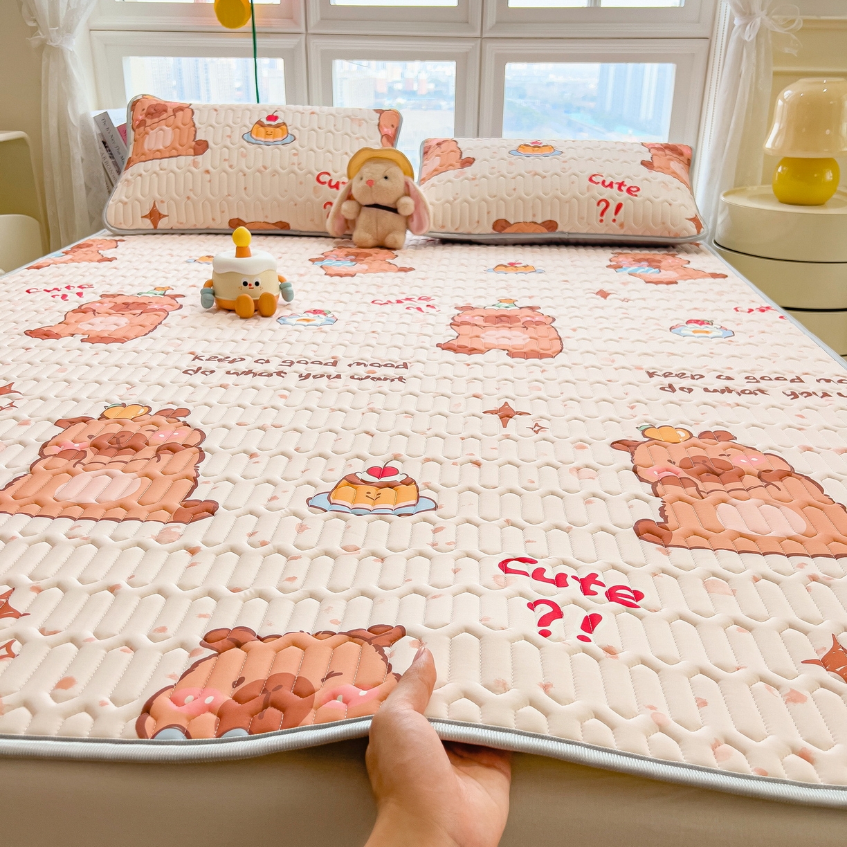 91家纺网 家纺一手货源 找家纺 丝羽坊 2026新款高密凉感丝印花乳胶凉席-平铺款 咖色萌豚