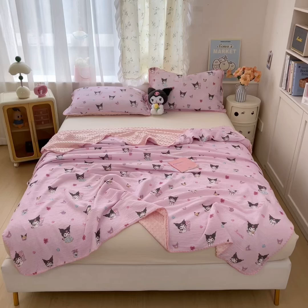 91家纺网 家纺一手货源 找家纺 兄弟坊 2026新款正版授权卡通全棉双层纱安抚被夏被纱布豆豆毯学校午睡被 小小库洛米