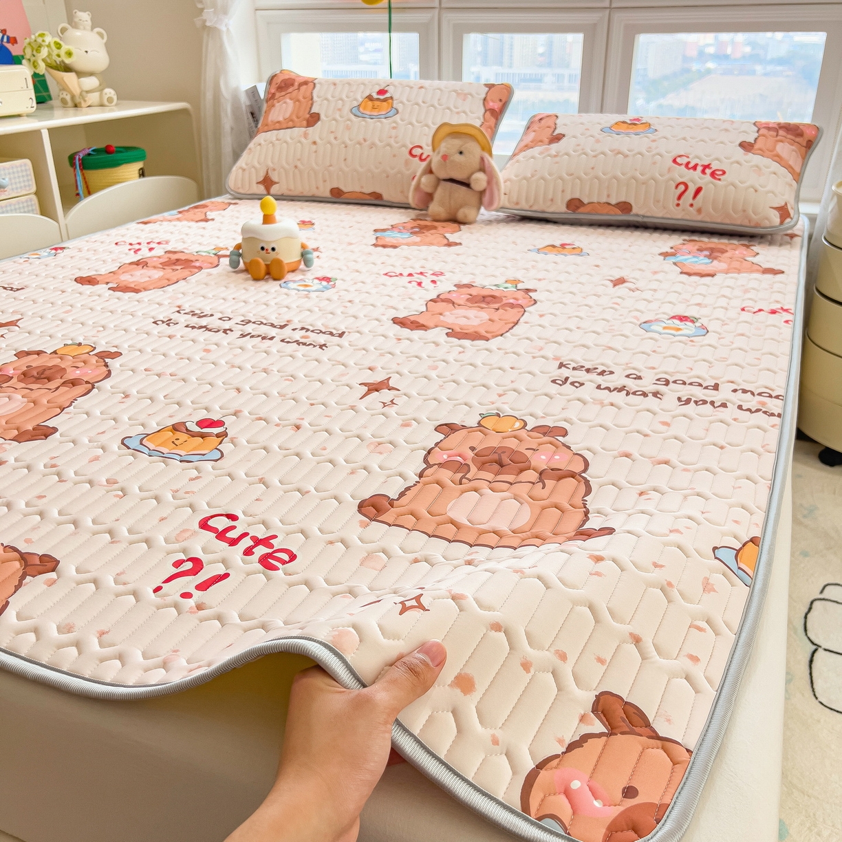 91家纺网 家纺一手货源 找家纺 丝羽坊 2026新款高密凉感丝印花乳胶凉席-平铺款 咖色萌豚