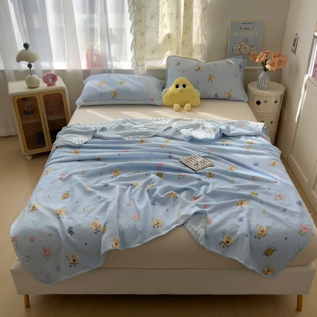 91家纺网 家纺一手货源 找家纺 兄弟坊 2026新款正版授权卡通全棉双层纱安抚被夏被纱布豆豆毯学校午睡被 热情海绵蓝