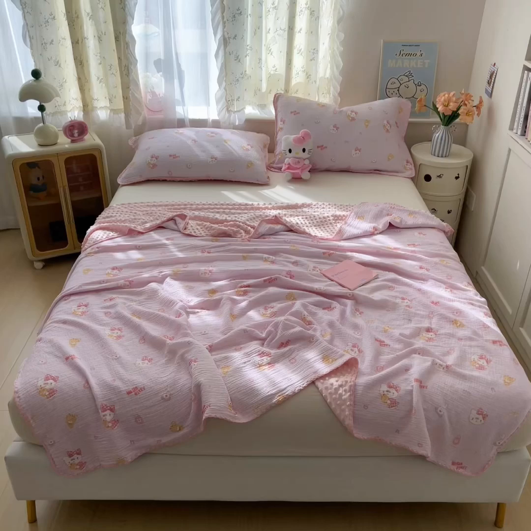 91家纺网 家纺一手货源 找家纺 兄弟坊 2026新款正版授权卡通全棉双层纱安抚被夏被纱布豆豆毯学校午睡被 甜甜凯蒂粉