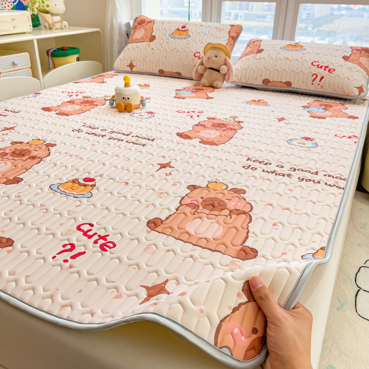 91家纺网 家纺一手货源 找家纺 丝羽坊 2026新款高密凉感丝印花乳胶凉席-平铺款 咖色萌豚